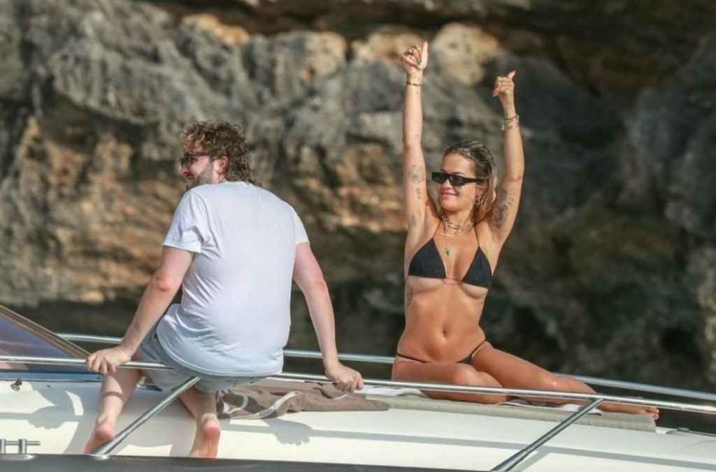 Rita Ora en bikini à Ibiza