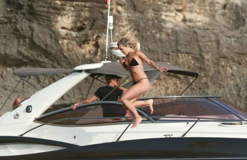 Rita Ora en bikini à Ibiza