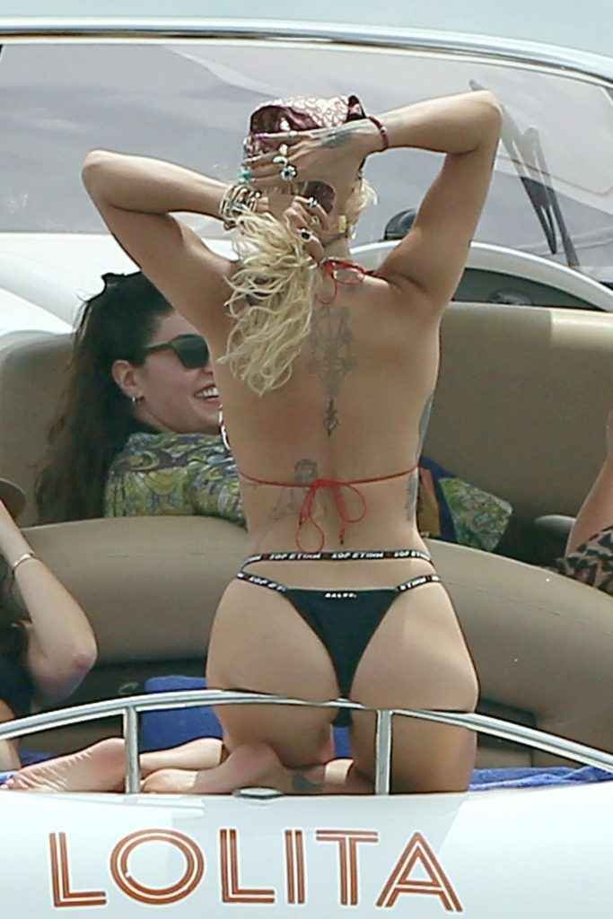 Rita Ora en bikini à Ibiza