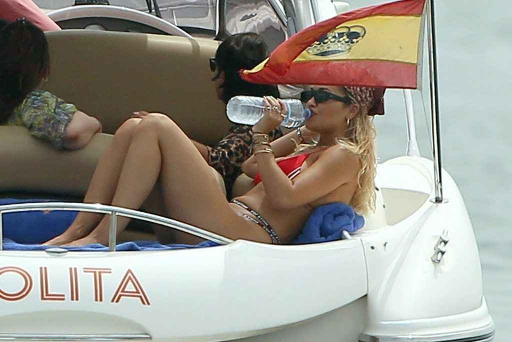 Rita Ora en bikini à Ibiza