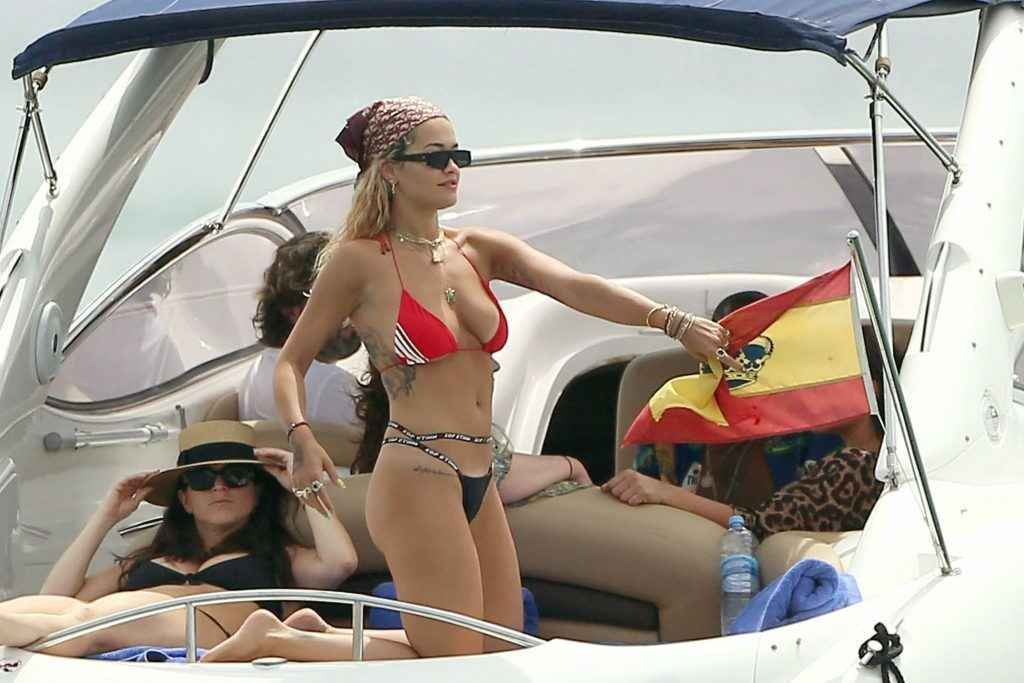 Rita Ora en bikini à Ibiza