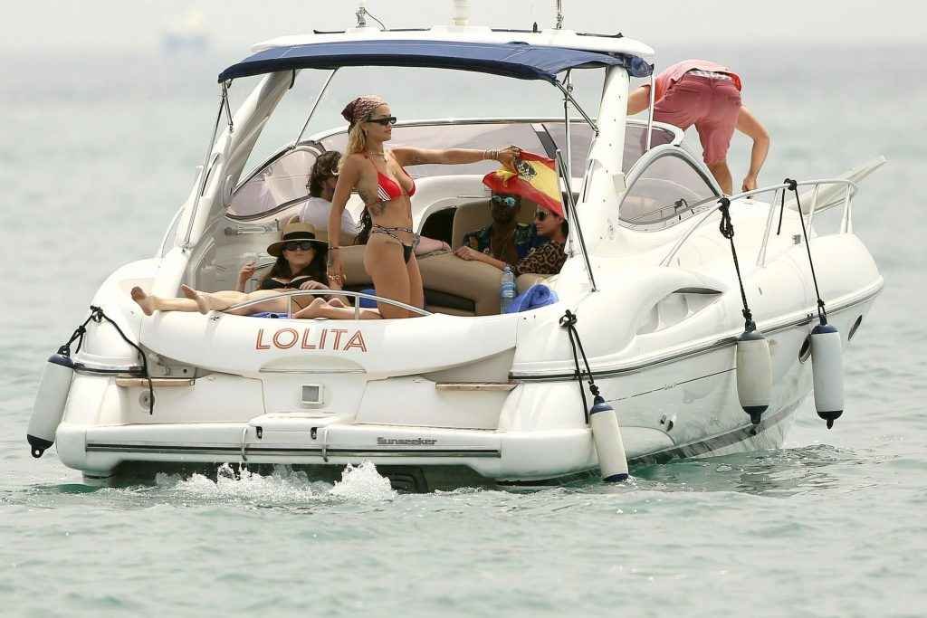 Rita Ora en bikini à Ibiza