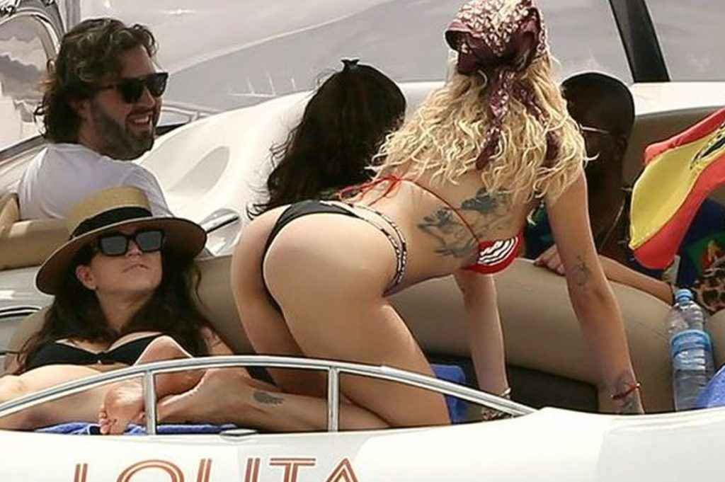 Rita Ora en bikini à Ibiza