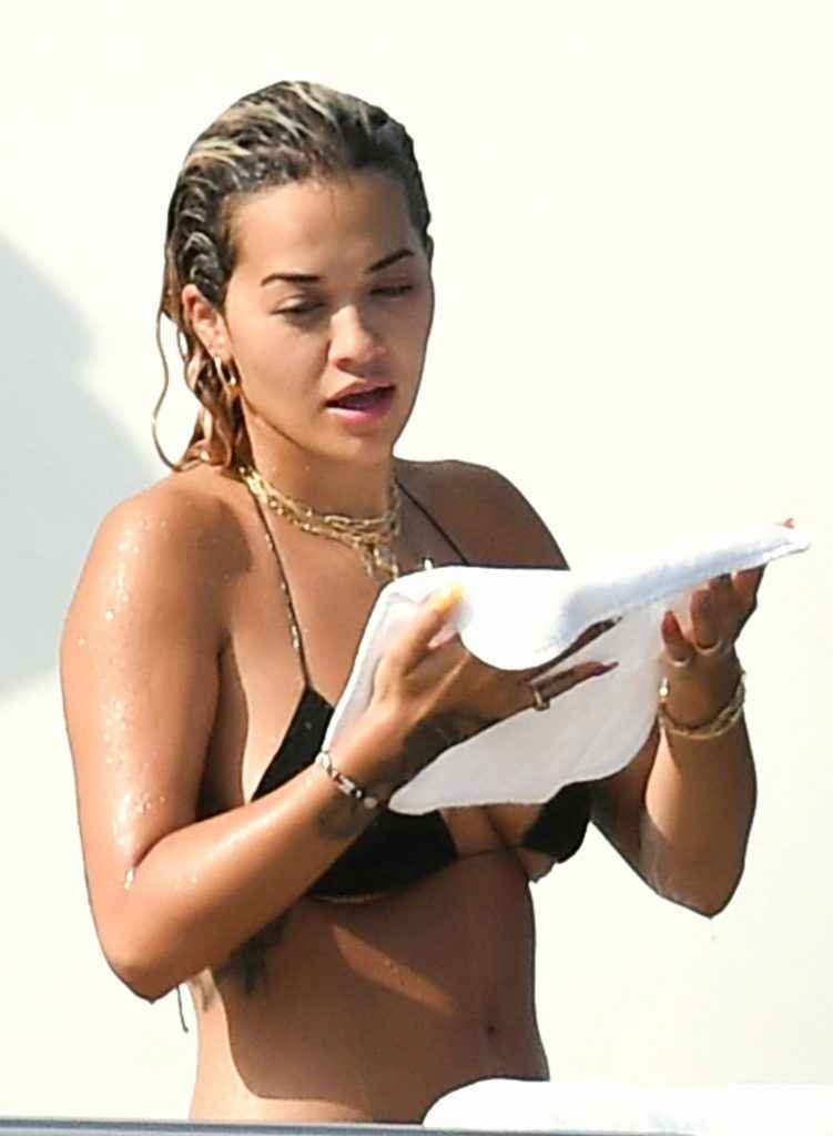 Rita Ora en bikini, position levrette