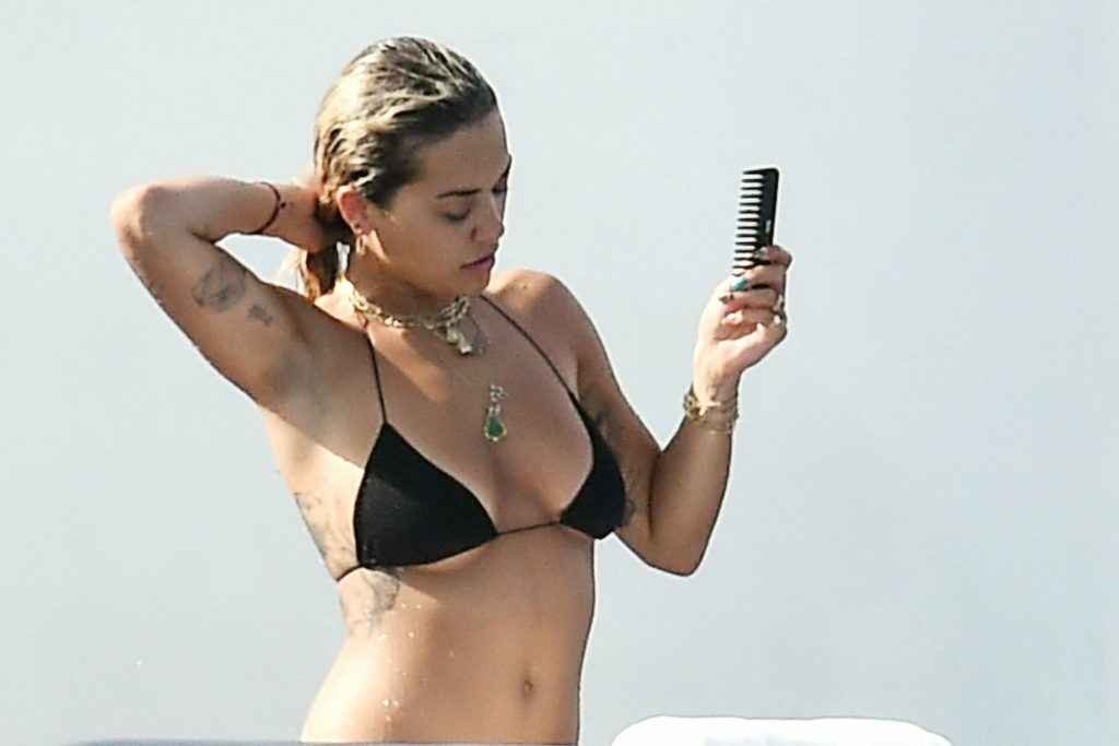 Rita Ora en bikini, position levrette