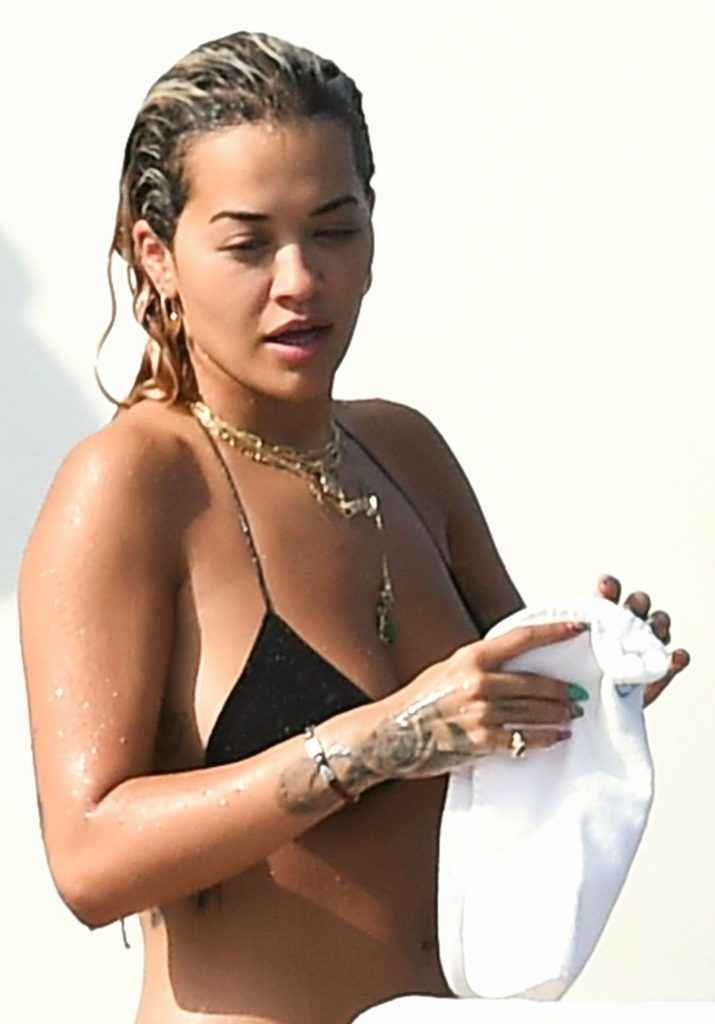 Rita Ora en bikini, position levrette