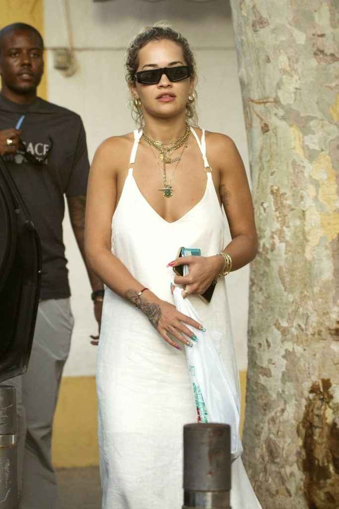 Rita Ora se balade sans soutien-gorge à Ibiza