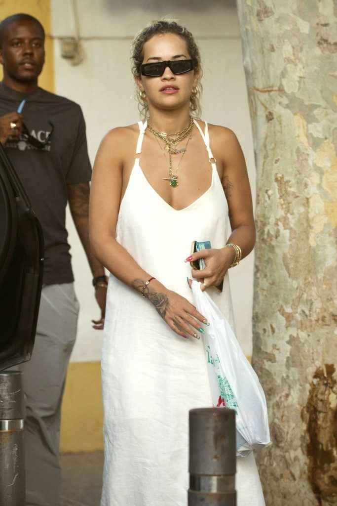 Rita Ora se balade sans soutien-gorge à Ibiza