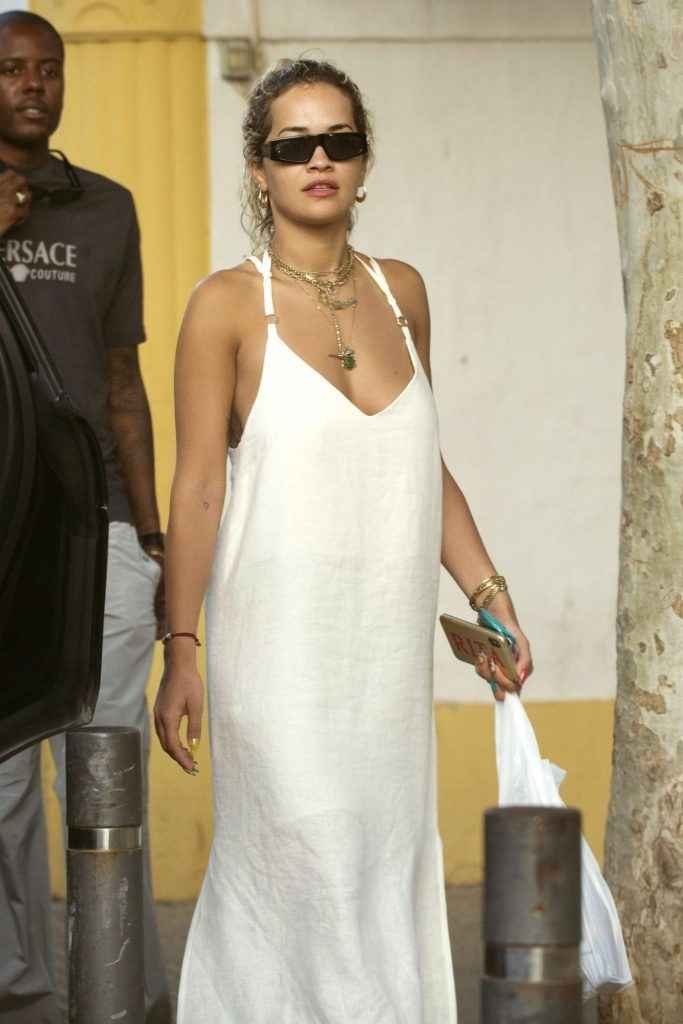 Rita Ora se balade sans soutien-gorge à Ibiza