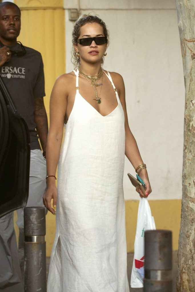 Rita Ora se balade sans soutien-gorge à Ibiza