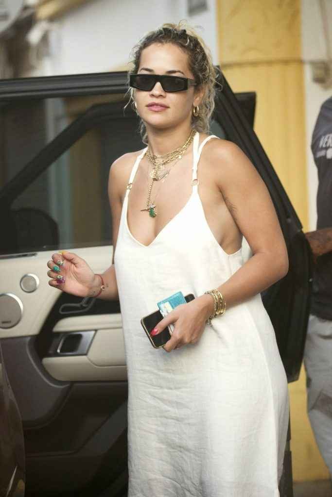 Rita Ora se balade sans soutien-gorge à Ibiza