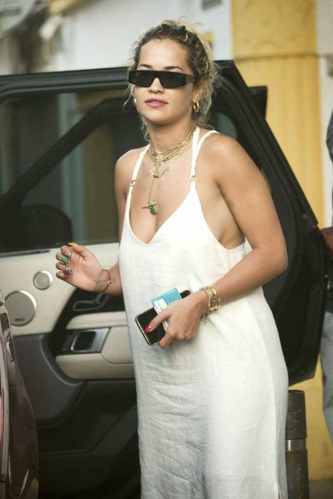 Rita Ora se balade sans soutien-gorge à Ibiza