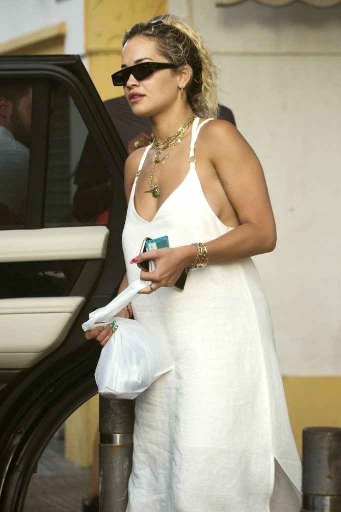 Rita Ora se balade sans soutien-gorge à Ibiza