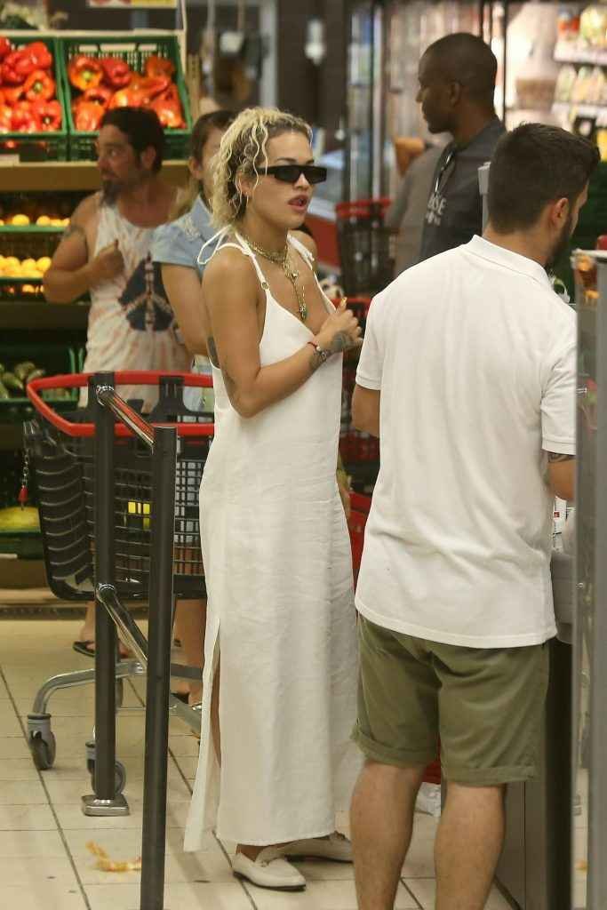 Rita Ora se balade sans soutien-gorge à Ibiza