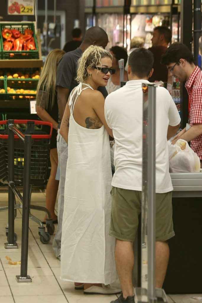 Rita Ora se balade sans soutien-gorge à Ibiza