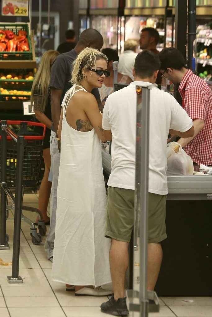 Rita Ora se balade sans soutien-gorge à Ibiza