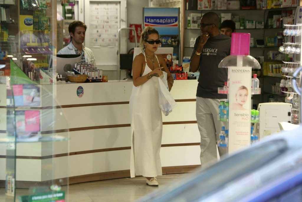 Rita Ora se balade sans soutien-gorge à Ibiza