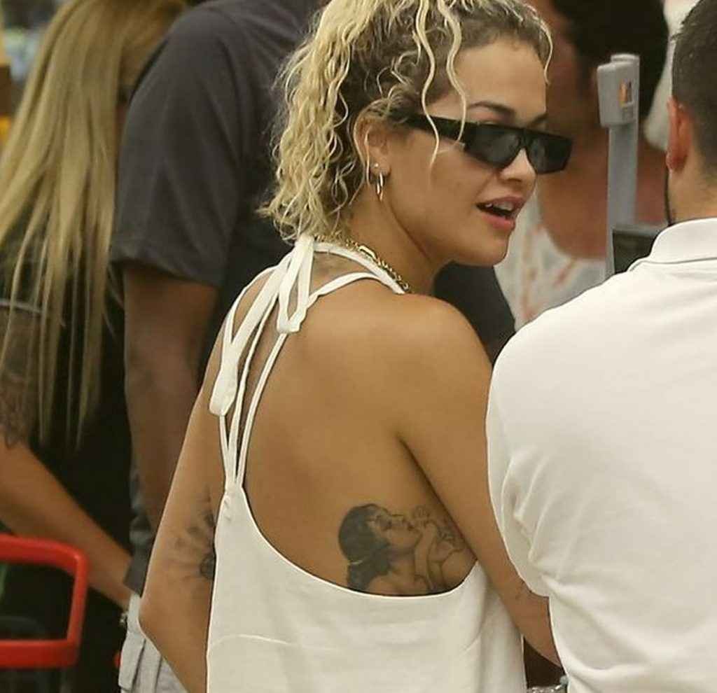 Rita Ora se balade sans soutien-gorge à Ibiza