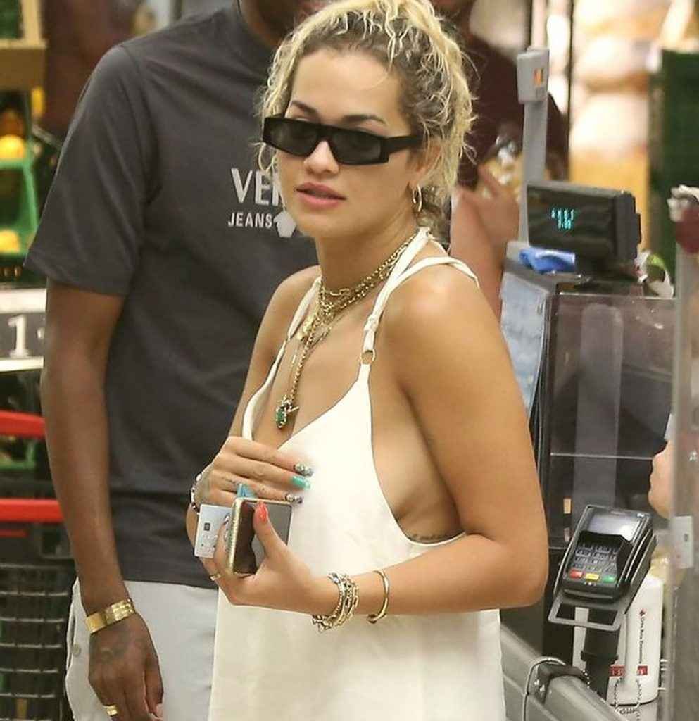 Rita Ora se balade sans soutien-gorge à Ibiza