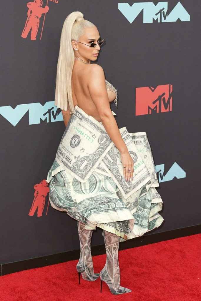 Veronica Vega montre ses seins aux MTV VMA