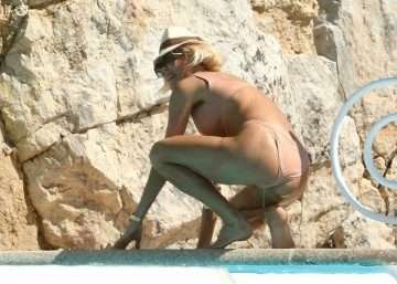 Victoria Silvstedt sexy en bikini à Antibes