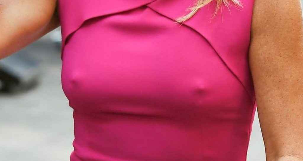 Amanda Holden a les seins qui pointent à Londres