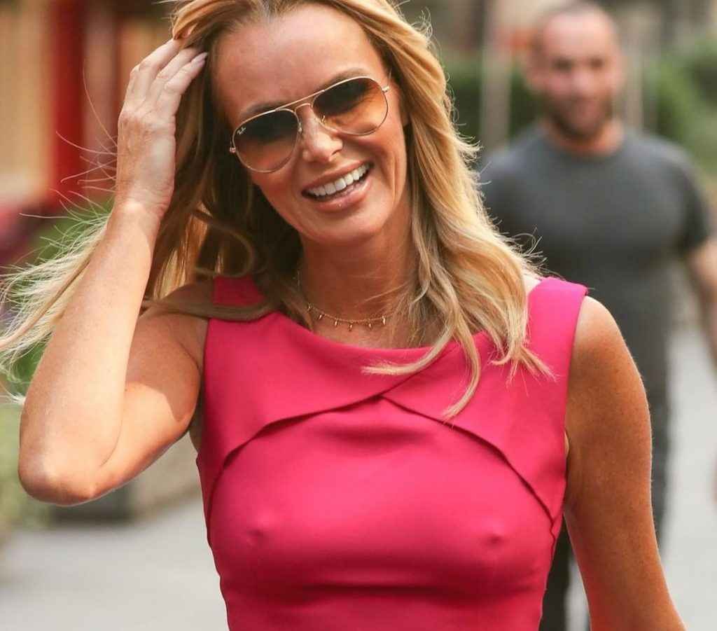 Amanda Holden a les seins qui pointent à Londres