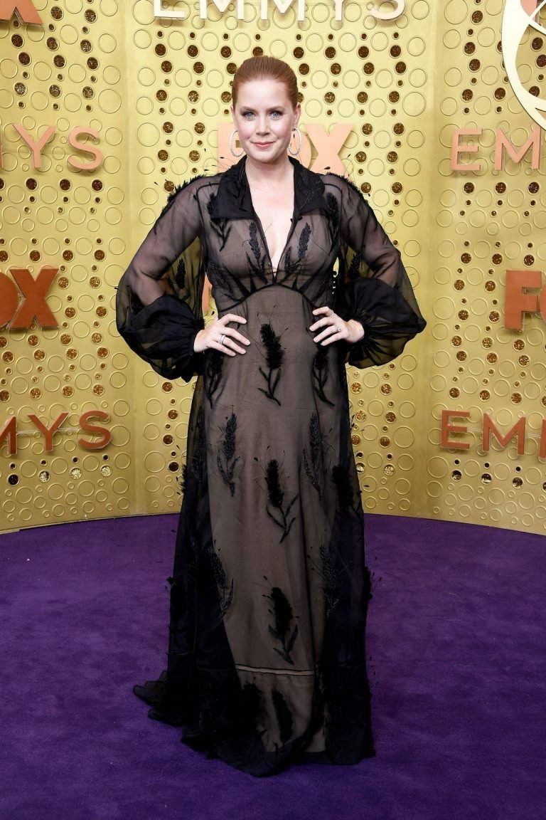 On voit les seins d’Amy Adams aux Emmy Awards
