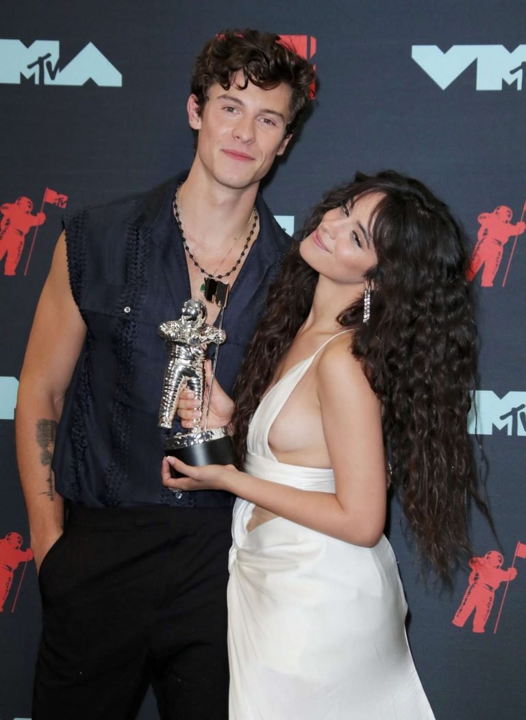 Oups, Camila Cabello ehibe un sein nu aux MTV VMA