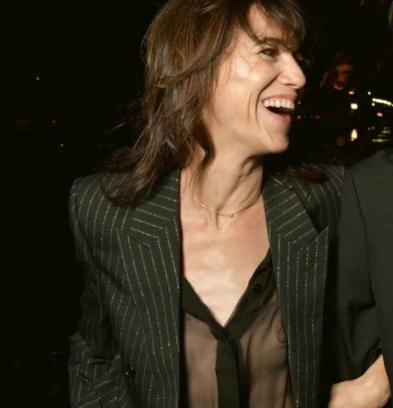 Charlotte Gainsbourg exhibe ses petits seins à Paris