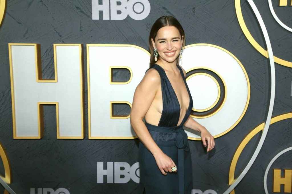 Emilia Clarke exhibe son décolleté chez HBO