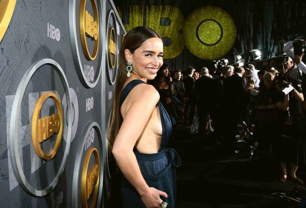 Emilia Clarke exhibe son décolleté chez HBO