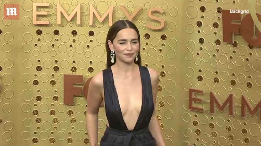 Emilia Clarke exhibe son décolleté chez HBO