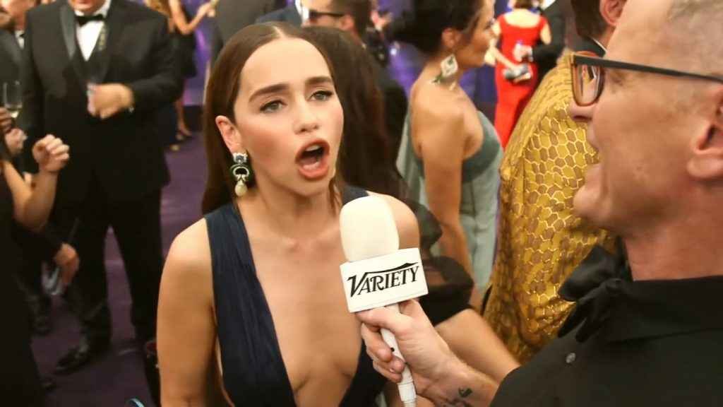 Emilia Clarke exhibe son décolleté chez HBO