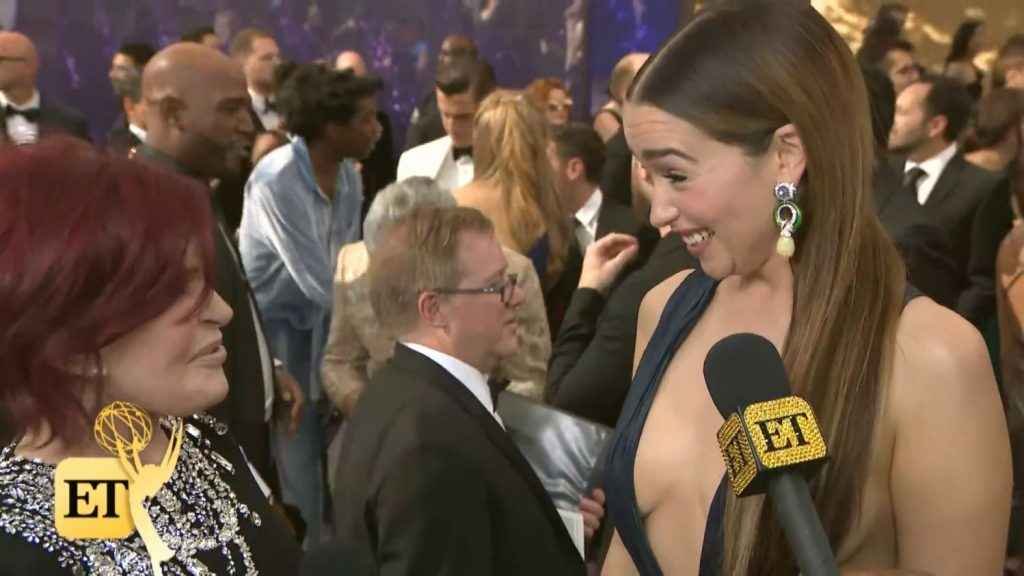 Emilia Clarke exhibe son décolleté chez HBO