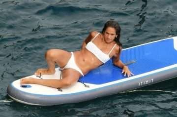 Isabel Pakzad en bikini sur l'Amalfi Coast