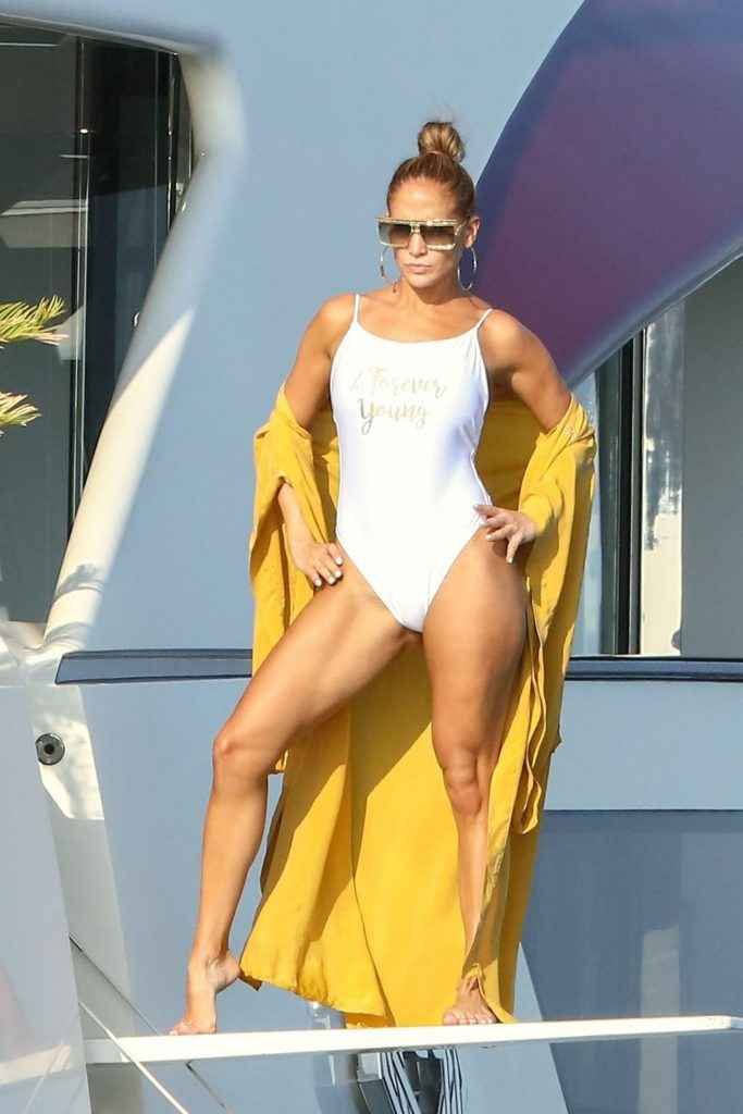 Jennifer Lopez en maillot de bain à Saint-Tropez