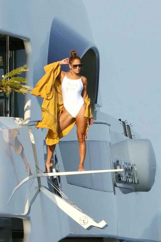 Jennifer Lopez en maillot de bain à Saint-Tropez