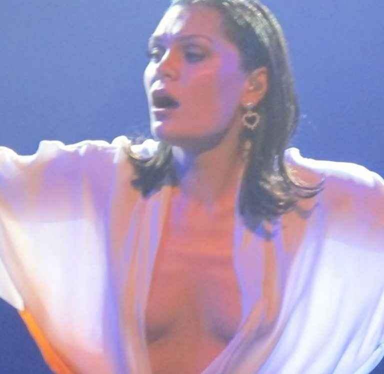 Jessie J sans soutien-gorge en concert à Los Angeles