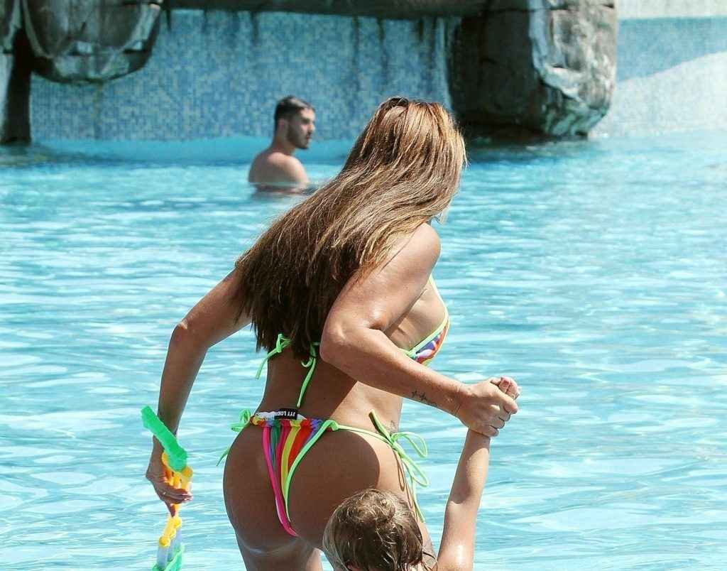 Katie Price, nudité et bikini en Turquie