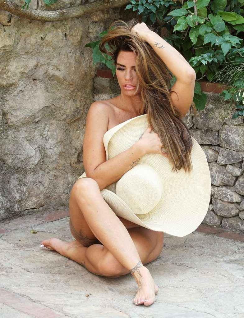 Katie Price, nudité et bikini en Turquie