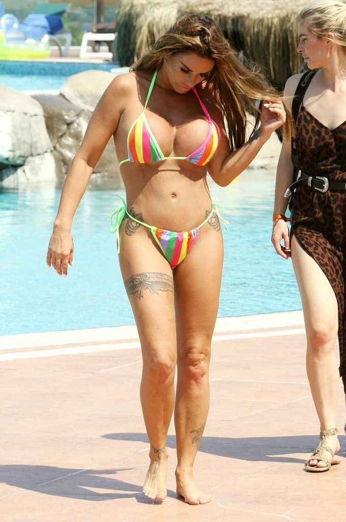 Katie Price, nudité et bikini en Turquie