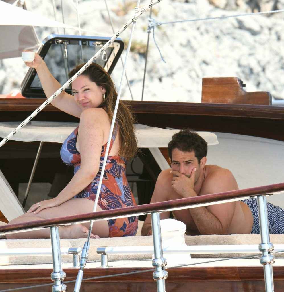 Kelly Brook exhibe ses gros seins en maillot de bain