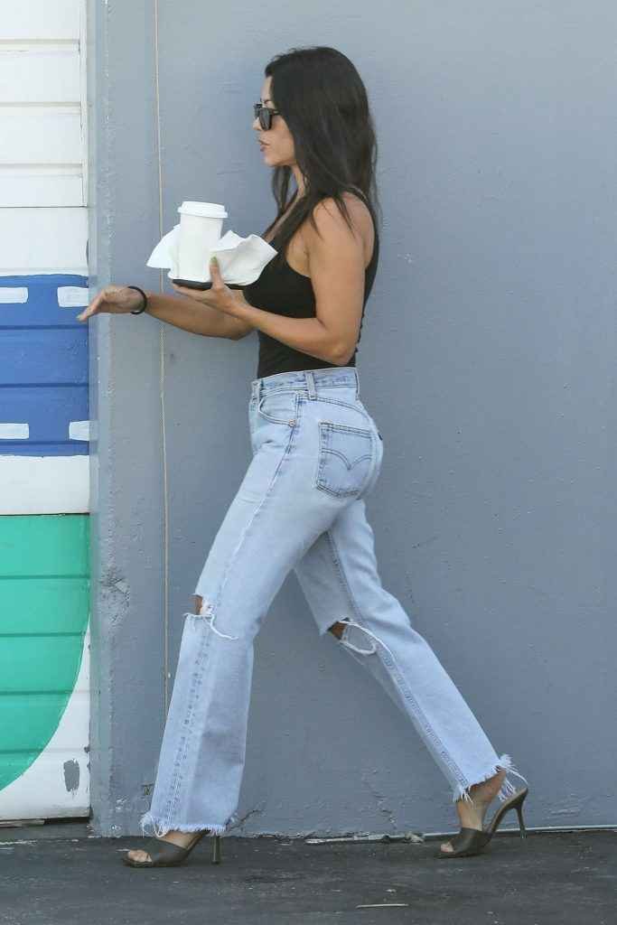 Kourtney Kardashian a les seins qui pointent à Calabasas