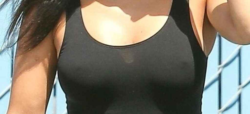 Kourtney Kardashian a les seins qui pointent à Calabasas