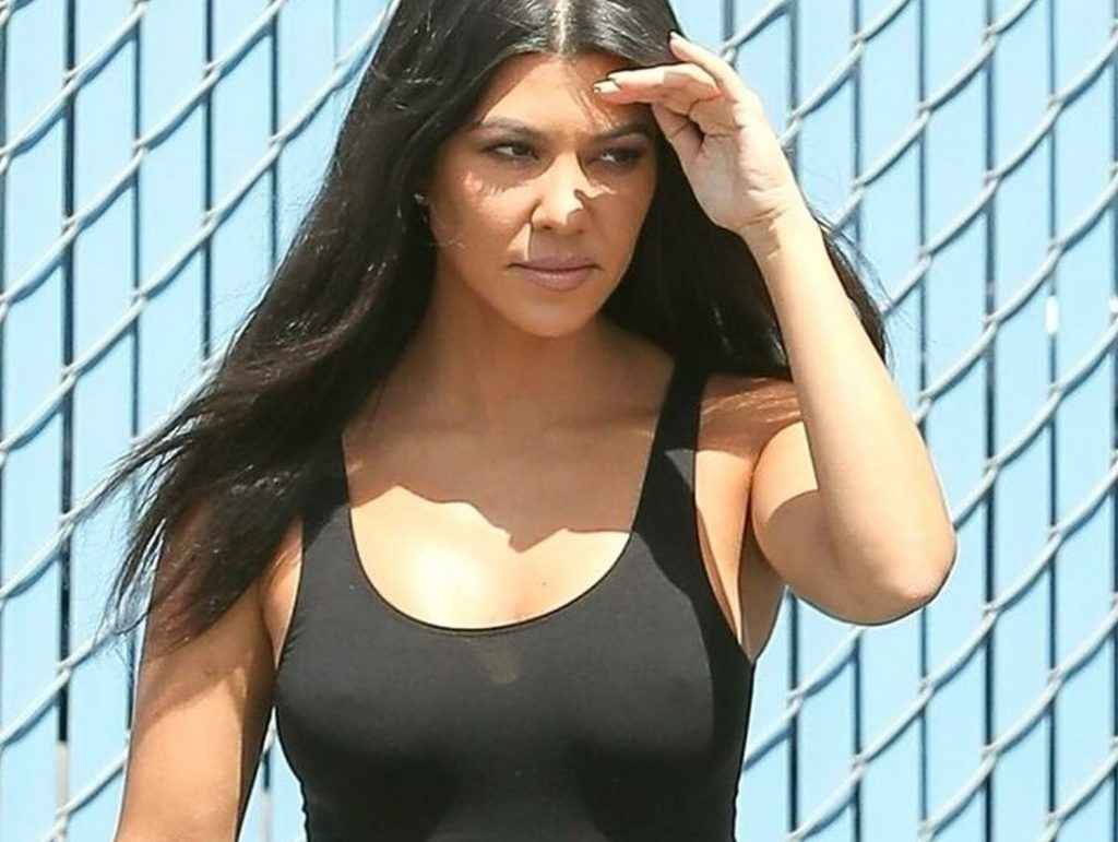 Kourtney Kardashian a les seins qui pointent à Calabasas