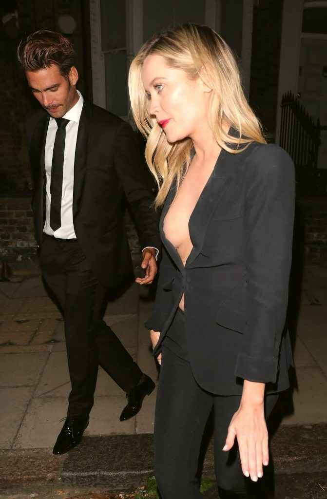 Laura Whitmore se balade sans soutien-gorge à Londres