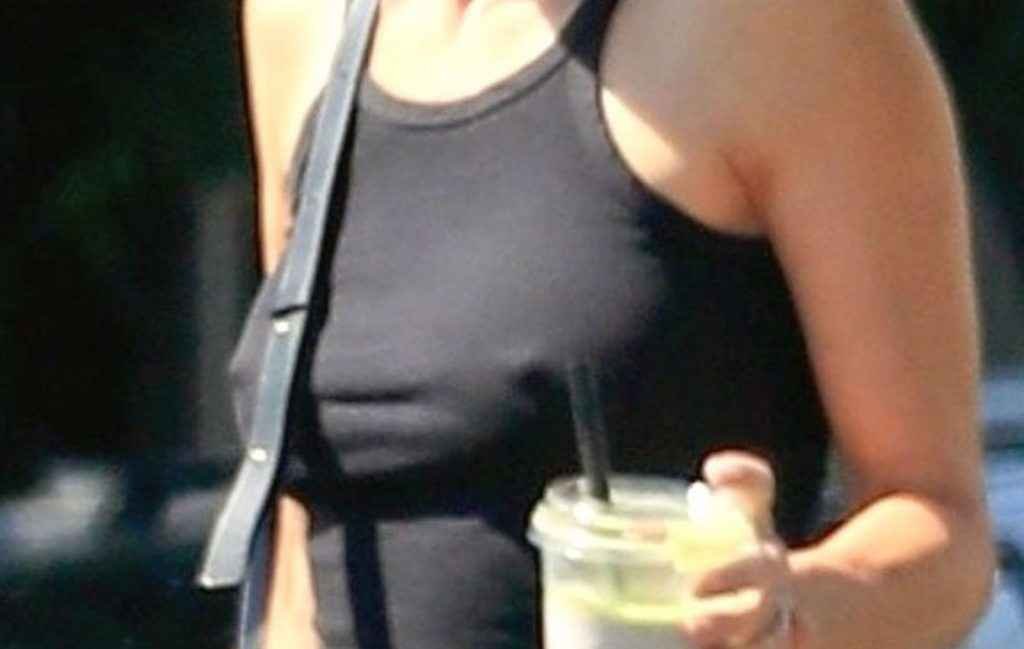 Lisa Rinna a les seins qui pointent