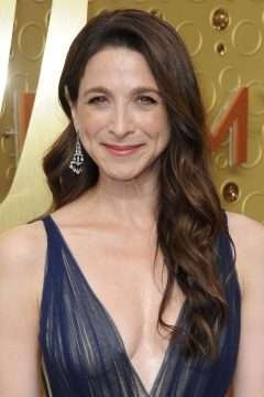 Marin Hinkle ouvre le décolleté aux Emmy Awards