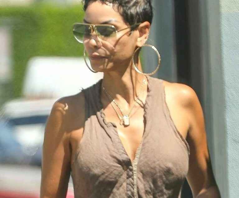 Nicole Murphy se balade sans soutien-gorge